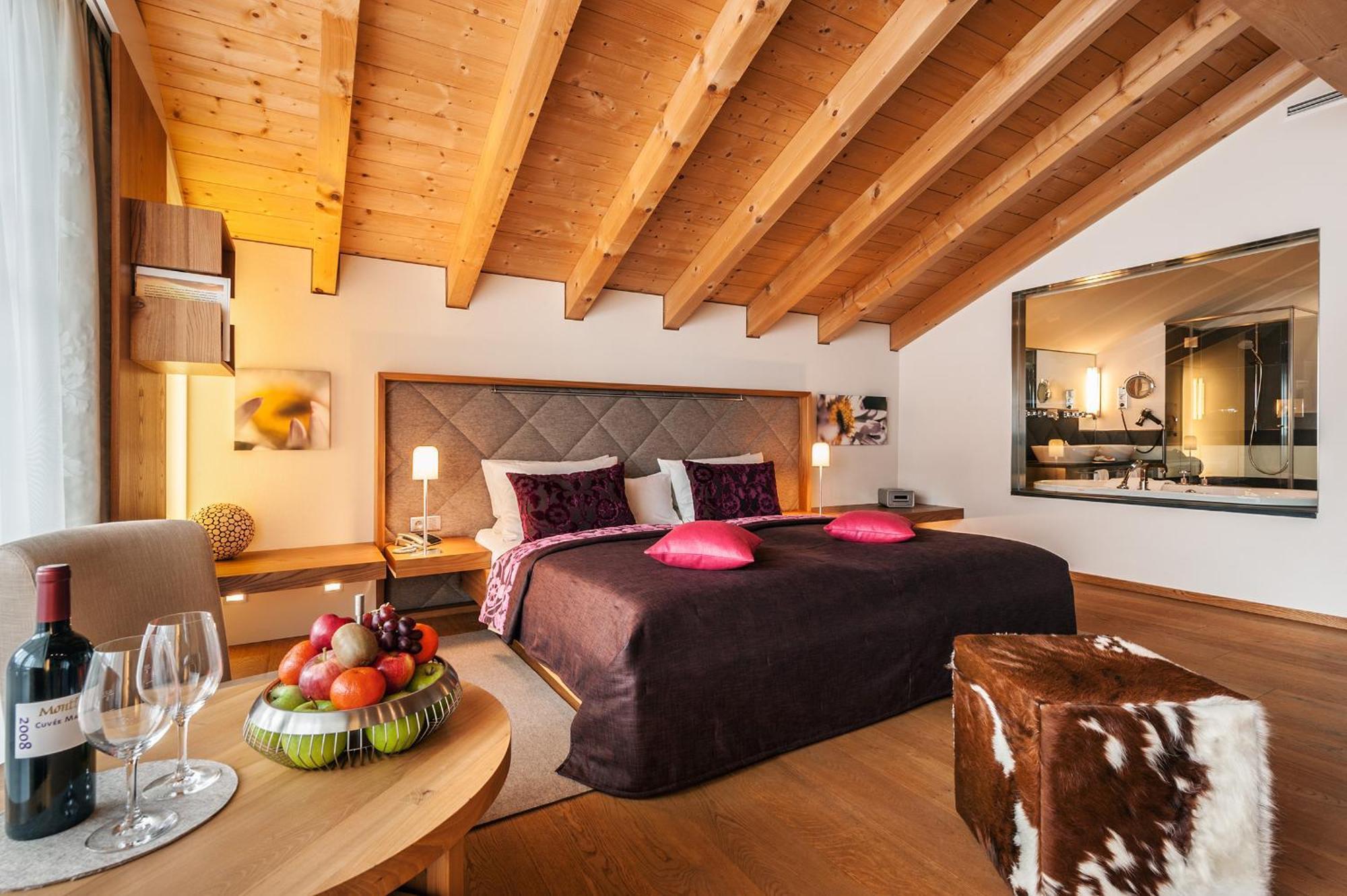 Honeymoon Suite,79635894:JPEG